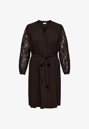 Svart klänning med knäppning fram, strukturerat tyg och långa spetsärmar. Har midjeband och en avslappnad silhuett.