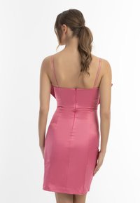 Rochie roz din satin, ajustată, cu bretele subțiri, corset structurat și închidere cu fermoar la spate. Lungime până la genunchi și textură fină.