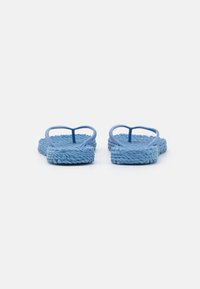 Infradito blu con texture intrecciata, cinturini a forma di cuore e suole piatte. Presentano una superficie morbida e un design informale adatto per il clima caldo.
