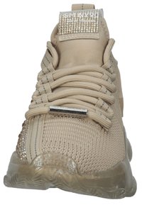 Baskets en maille beige avec semelle épaisse translucide, lacets beiges, ornements en strass et étiquette "SM NY90 Steve Madden" sur la languette.
