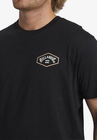 Billabong EXIT ARCH - Triko s potiskem - blk