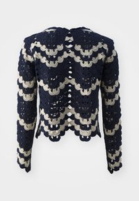 Maglione all'uncinetto blu navy e crema con motivo a scallop, maniche lunghe e colletto rotondo. Chiusura con bottoni sul retro, tessuto texturizzato.