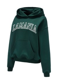 Žalias džemperis su kapuce ir priekinėmis kišenėmis, su balta, siuvinėta kreivine užrašą "LAMANIA" per krūtinę. Minkšta medžiaga.