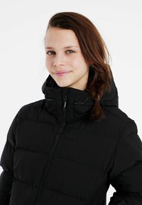 Schwarze Daunenjacke mit Reißverschluss und verstellbarem Kapuzen. Verfügt über ein gestepptes Muster und ein dezentes Logo auf der Vorderseite. Gleiche Textur.