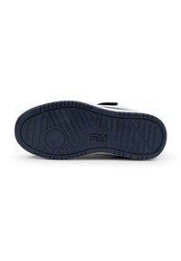 Suola della sneaker navy in gomma testurizzata, con scanalature e un'impronta circolare. Accenti bianchi vicino al bordo e logo del brand.