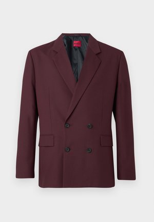 Blazer de doble botonadura en tejido burdeos con botones negros, solapas con muesca y dos bolsillos laterales. El interior forrado presenta un tono negro.