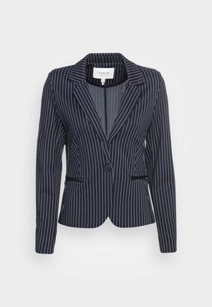 Granatowa marynarka w paski ze dopasowanym krojem, klapami w kształcie notcha, z jednolitym zapięciem na guzik i dwiema przednimi kieszeniami. Gładka tekstura i zorganizowany kształt.