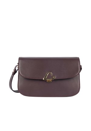 Sac à épaule en cuir marron foncé avec rabat arrondi et fermoir doré en forme de cœur sur fond blanc.