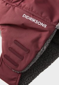 Bonnet d'hiver bordeaux avec doublure en polaire grise, trois bandes autocollantes bordeaux et logo "Didriksons" brodé en blanc sur le tissu.