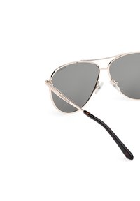 Gafas de sol aviador con montura metálica en oro rosa, lentes polarizados grises y detalles en carey negro en las patillas. Incluyen almohadillas nasales ajustables.