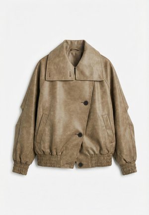 Veste en similicuir taupe avec large col, fermeture à boutons, poignets et bas élastiqués, et deux poches avant inclinées sur fond blanc.
