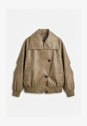 Veste en similicuir taupe avec large col, fermeture à boutons, poignets et bas élastiqués, et deux poches avant inclinées sur fond blanc.