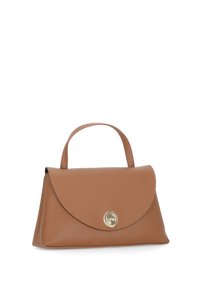 Sac à main en cuir marron au design structuré, avec un rabat arrondi, une anse supérieure et du matériel en ton doré. Surface texturée sans motifs visibles.
