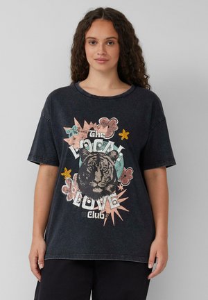 Schwarzes, übergroßes T-Shirt mit einem Grafikdesign eines Tigers und dem Text "The Local Love Club", umrahmt von floralen Akzenten in Pink, Blau und Gelb.