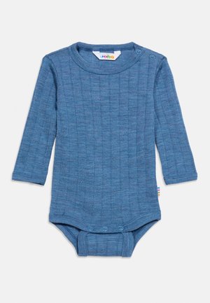 Blauw geribd babyrompertje met lange mouwen, drukknoopjes op de schouder en het kruis, gemaakt van zachte gebreide stof.