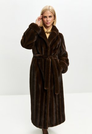 Brun faux fur frakke med sjalkrave, bælte og sidelommer. Har en fyldig tekstur og fuldlængde design med lodrette striber.