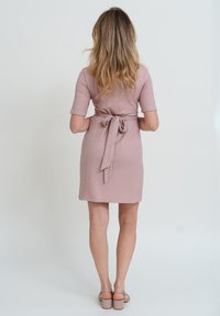 Mauve-farbenes geripptes Kleid mit kurzen Ärmeln und einem Taillengürtel, das einen geraden Saum und ein schlichtes Design aufweist, kombiniert mit Riemchensandalen.