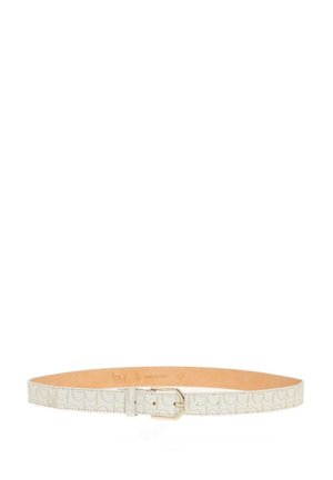 Cintura in pelle beige chiaro con motivo e fibbia dorata, posata distesa su sfondo bianco.