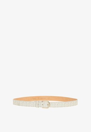 Cintura in pelle beige chiaro con motivo e fibbia dorata, posata distesa su sfondo bianco.