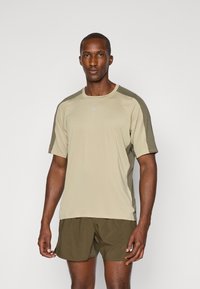 ASICS FUJITRAIL ELITE TOP - Sports T-shirt - mantle green/khaki