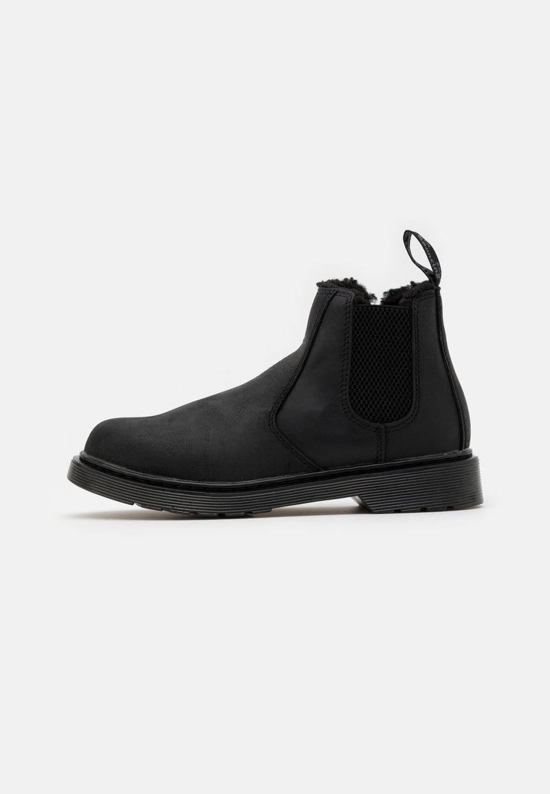 Bottine Chelsea noire à cheville avec panneau latéral élastique, languette de traction et semelle rembourrée, dotée d'une doublure intérieure douce et duveteuse.