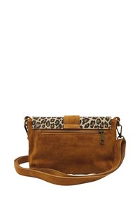 Sac à main en daim marron avec un rabat en imprimé léopard, une poche zippée à l'avant et une bandoulière détachable. Forme rectangulaire compacte.