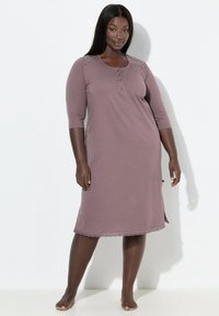 Camerino notte lilla con maniche a tre quarti, chiusura frontale a bottoni e dettagli in pizzo sulle spalle e sull'orlo, realizzato in tessuto morbido.