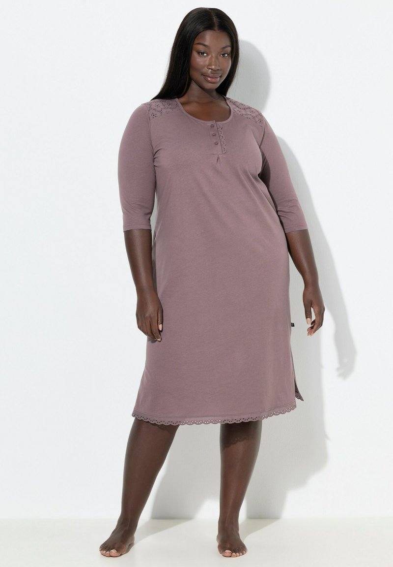 Camerino notte lilla con maniche a tre quarti, chiusura frontale a bottoni e dettagli in pizzo sulle spalle e sull'orlo, realizzato in tessuto morbido.