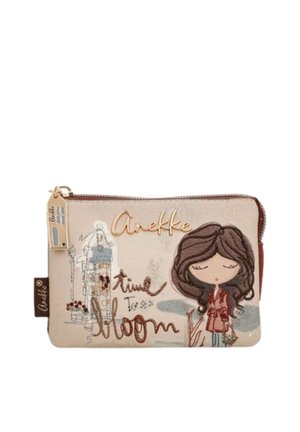 Bustina beige con zip, con una ragazza dei cartoni animati con gli occhi chiusi, testo ""Anekke"" e ricamo ""time to bloom"" con uno schizzo di un edificio.