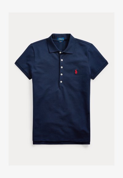 Marineblå kortermet polo skjorte med krage, fem knapper og rød brodert logo på venstre bryst.