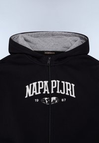 Felpa con zip nera e interno morbido grigio; presenta il testo ricamato "NAPAPIJRI" e una grafica di un globo, texture del tessuto liscia.