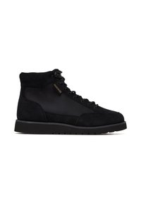 Zapatillas deportivas altas negras, hechas de ante y malla, con cordones redondos, un cuello acolchado y una suela de goma texturizada. Etiqueta de la marca visible.