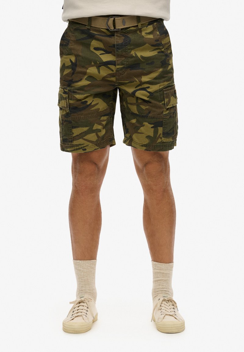 Pantalones cortos cargo de camuflaje en verde y marrón, con bolsillos laterales, un cinturón y un corte relajado. Fabricados con un tejido duradero y una superficie texturada.