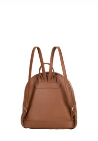 Zaino in pelle marrone con superficie strutturata, doppie spalline, cima arrotondata e un discreto dettagli di tasca sul retro.