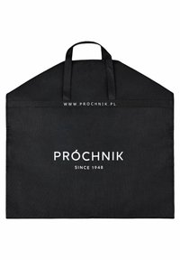 Czarna torba materiałowa z dwoma uchwytami na górze. Z przodu znajduje się biały napis "PROCHNIK" oraz "SINCE 1948." Gładka faktura i prostokątny kształt.