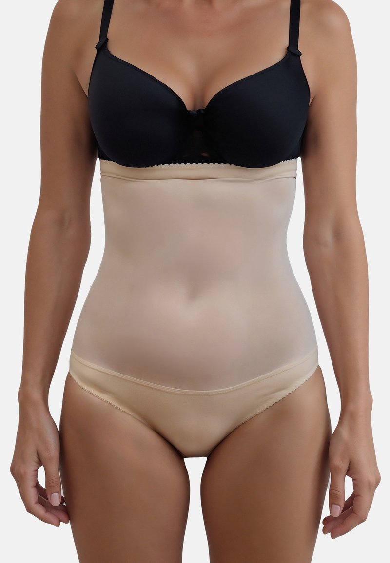 Nackte hochtaillierte Shapewear mit glatter Textur, nahtlosem Design und Unterbrustabdeckung. Weicher Stoff und minimalistische Kanten.