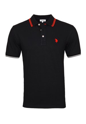 Polo noir à manches courtes avec double rayures rouges sur le col, rayures blanches et noires sur les bords des manches, et petit logo rouge brodé sur la poitrine.