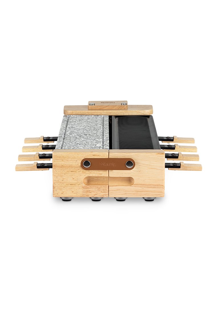 Grill à raclette avec base en bois, surfaces en granit et striées, six poignées en bois et pieds noirs ; deux surfaces de cuisson pour un grilling polyvalent.
