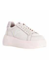 Sneaker grigio chiaro con suola in gomma testurizzata, colletto imbottito e chiusura con lacci frontali. Presenta un logo sottile sul lato.