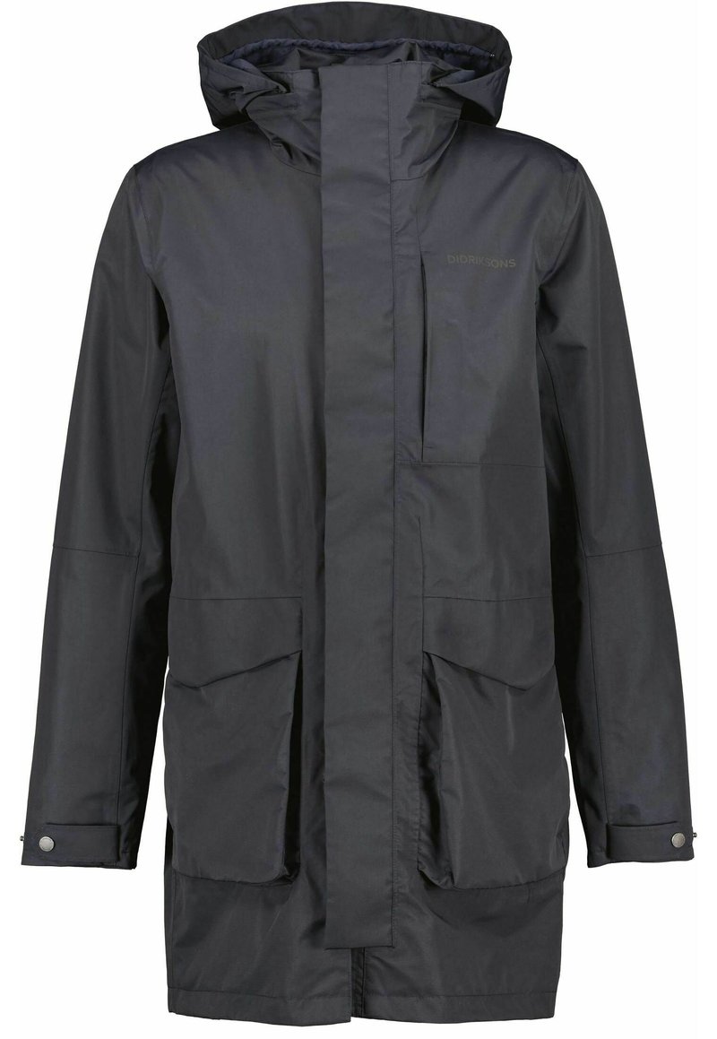Schwarze wasserdichte Jacke mit Kapuze, langen Ärmeln, zwei Fronttaschen und einem zentralen Reißverschluss. Glatte Textur und schlichtes Design.