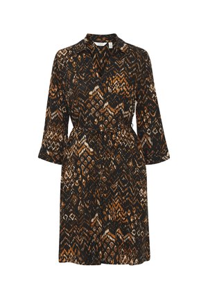 Melna kleita ar apkakli, garajām piedurknēm un sašaurinātu vidukli. Visā kleitā ir oranža un balta ģeometriska raksta izpildījums.