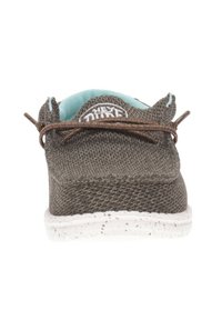 Sneaker a rete grigia con interno azzurro chiaro, suola bianca a pois e lacci marroni. Presenta un logo sulla linguetta vicino alla parte anteriore.