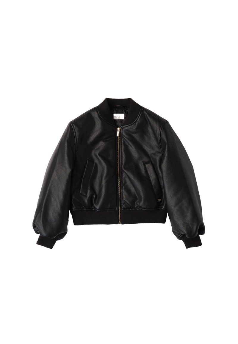 Giacca bomber in pelle nera con chiusura a zip, collo e polsini a costine e due tasche laterali. Presenta una texture liscia e un design aderente.