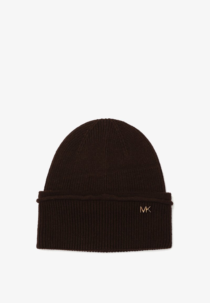 Brun strikket beaniehat med lodret ribbning og en ombukket kant, prydet med et gold "MK" emblem på fronten. Blød tekstur og medium tykkelse.