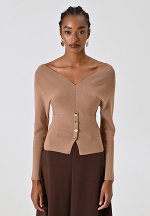 Maglione in maglia a coste bronzo con scollatura a V, maniche lunghe e vita aderente, caratterizzato da una fila di tre bottoni dorati sul fronte.