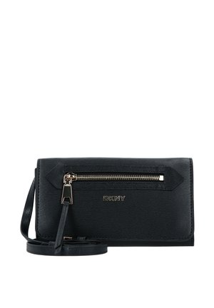 Portefeuille bandoulière noir DKNY avec poche avant zippée, fermeture éclair dorée et sangle ajustable sur fond blanc.