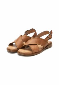 Sandalias de cuero marrón con diseño de tiras cruzadas, hebilla ajustable, suela plana y costuras decorativas a lo largo de los bordes.