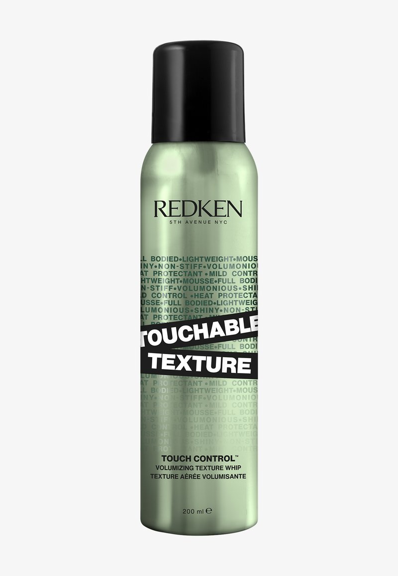Groene spuitbus met een zwarte dop. Kenmerkt zich door opvallende witte en zwarte tekst: "TOUCHABLE TEXTURE" en "VOLUMINIZING TEXTURE WHIP," 200 ml.