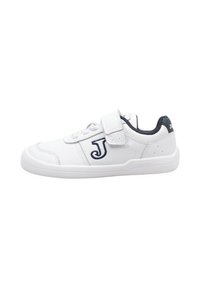 Zapatilla blanca hecha de material sintético, con un logo en azul marino "J" en el lateral, acabado texturizado y una correa de Velcro para el cierre.