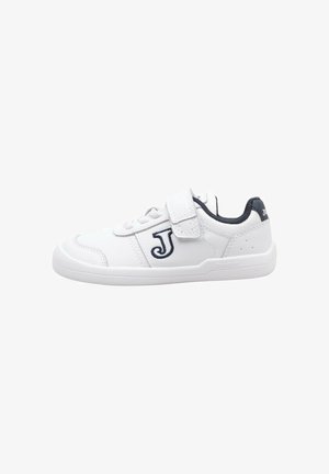 Zapatilla blanca hecha de material sintético, con un logo en azul marino "J" en el lateral, acabado texturizado y una correa de Velcro para el cierre.